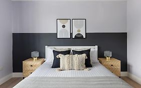 Stylish & Spacious 3 Bed Apartment With Fast Wifi, Close To Tube & Wembly